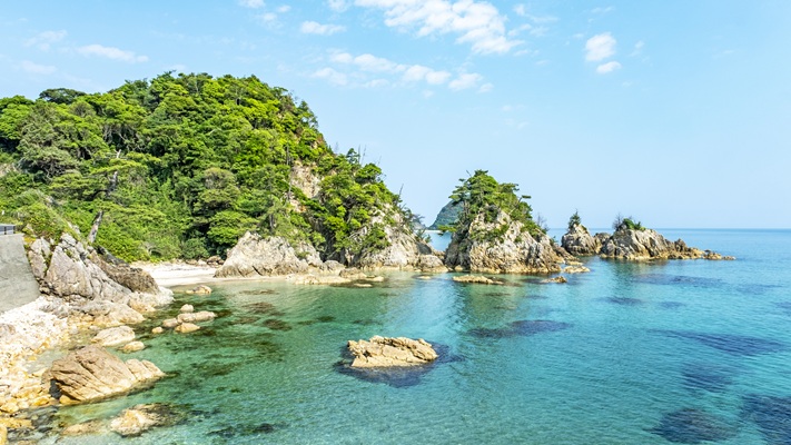 "岩美ブルー"で有名な浦富海岸