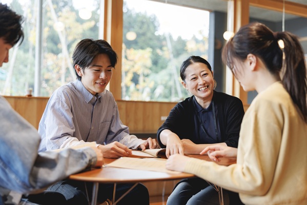 教習所隣接「TADAIMA」のラウンジは「交流があふれる場」として人気です!