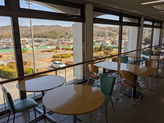 街を見下ろす高台にコースがあります