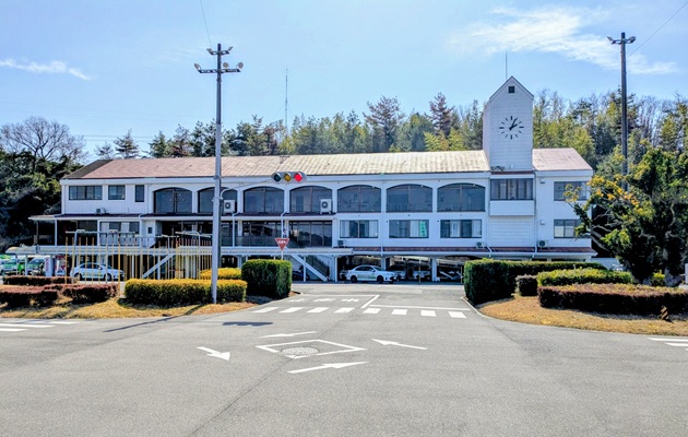 毎週月曜日が休校日（期間中2回）。 神戸・大阪・京都などの観光にどうぞ！