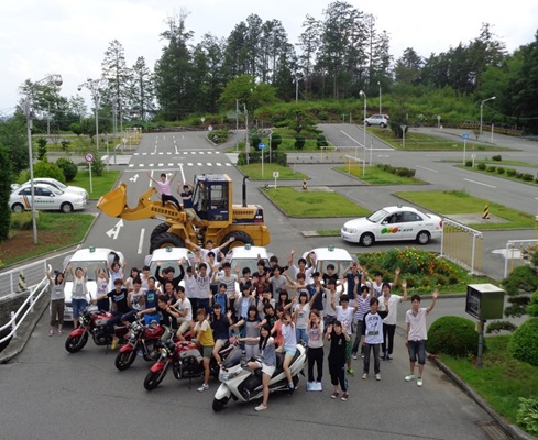 緑と花に囲まれた教習コース