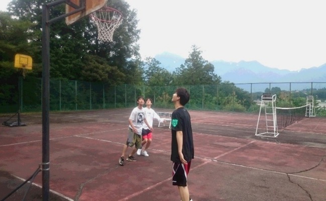 テニスコート・バスケット ゴールを完備