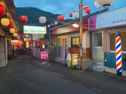 レトロ感漂う校内「ひごクラシックロード」
